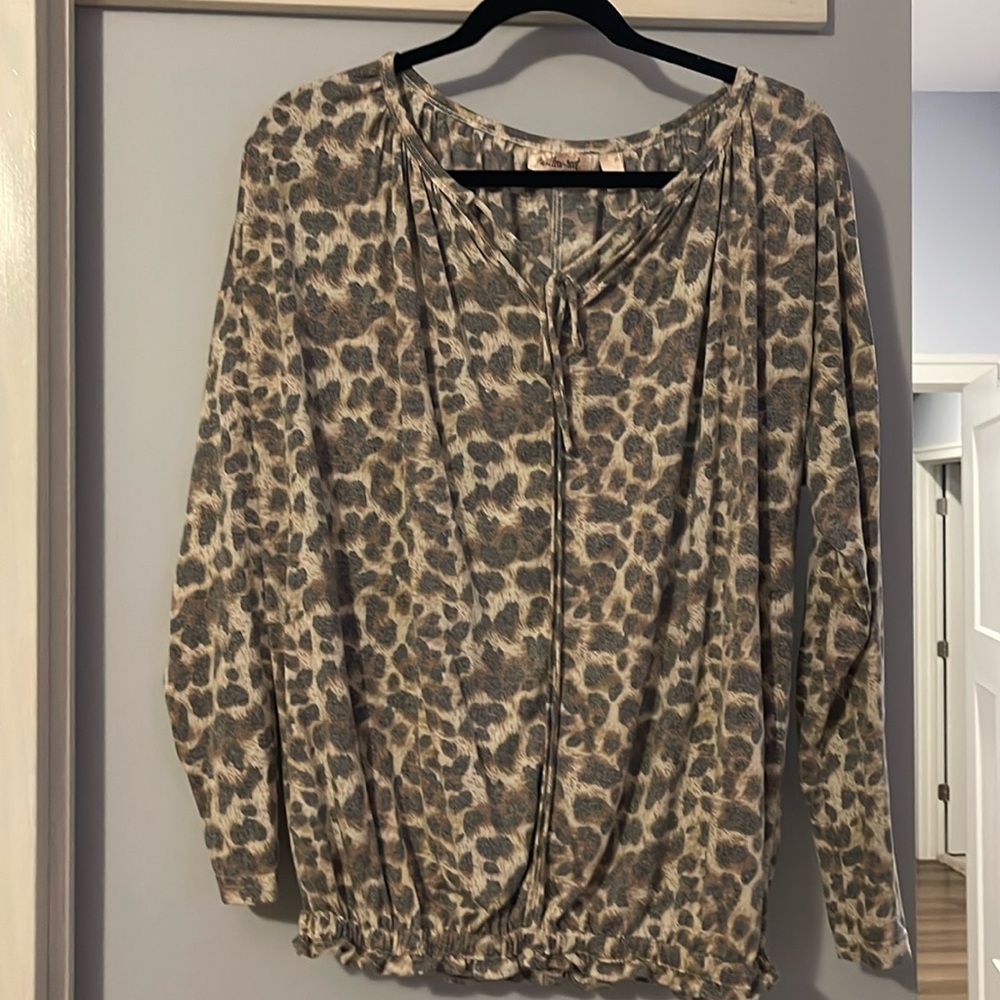 Like new!  Leopard print top from the Buckle. Brand is Willow and Root. Size L.